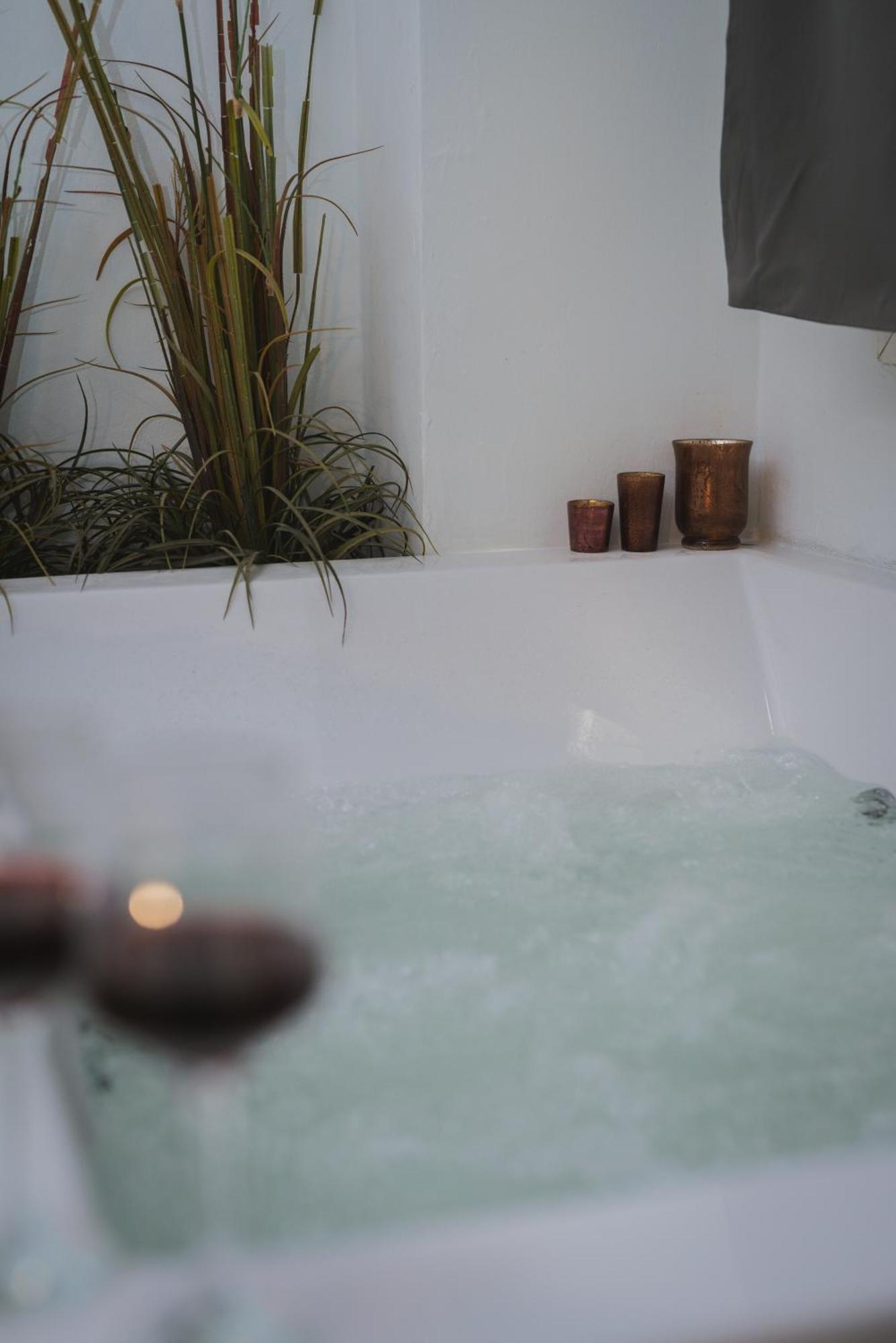 Stylish Apt W Jacuzzi, 5 Min To White Tower Thessaloniki Exterior photo